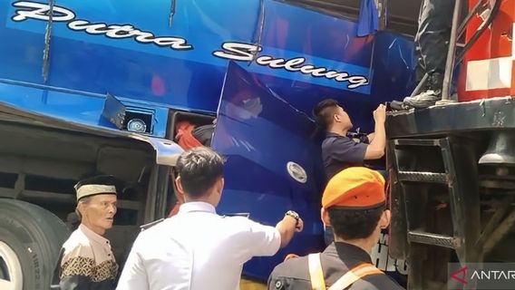  Satu Orang Penumpang Bus Dilaporkan Tewas Akibat Tertabrak KA