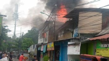 ケマンギサン・ジャクバル記念碑地区の火災は、ウドゥク米販売業者の家での爆発から始まった
