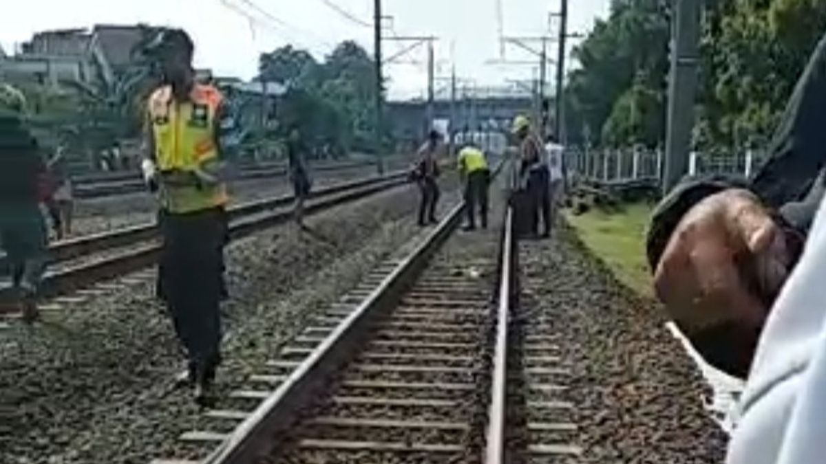 Revealing The Identity Of The Woman Victim Of The Accident On The Pondok Kopi Train Rail, The Identification Team Takes The Fingerprint Of The Victim