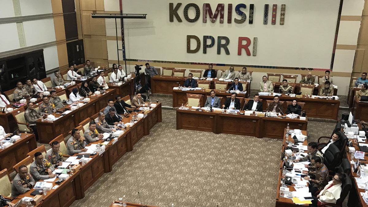 La Commission III de la Chambre des représentants du chef de la police du NTT réunie sur le licenciement de Ipda Rudy Soik