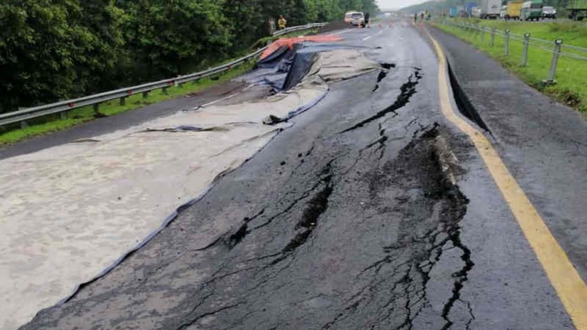 Cipali Toll KM 122 انهارت، Cirebon إلى جاكرتا الطريق لا يمكن أن تمر بواسطة المركبات