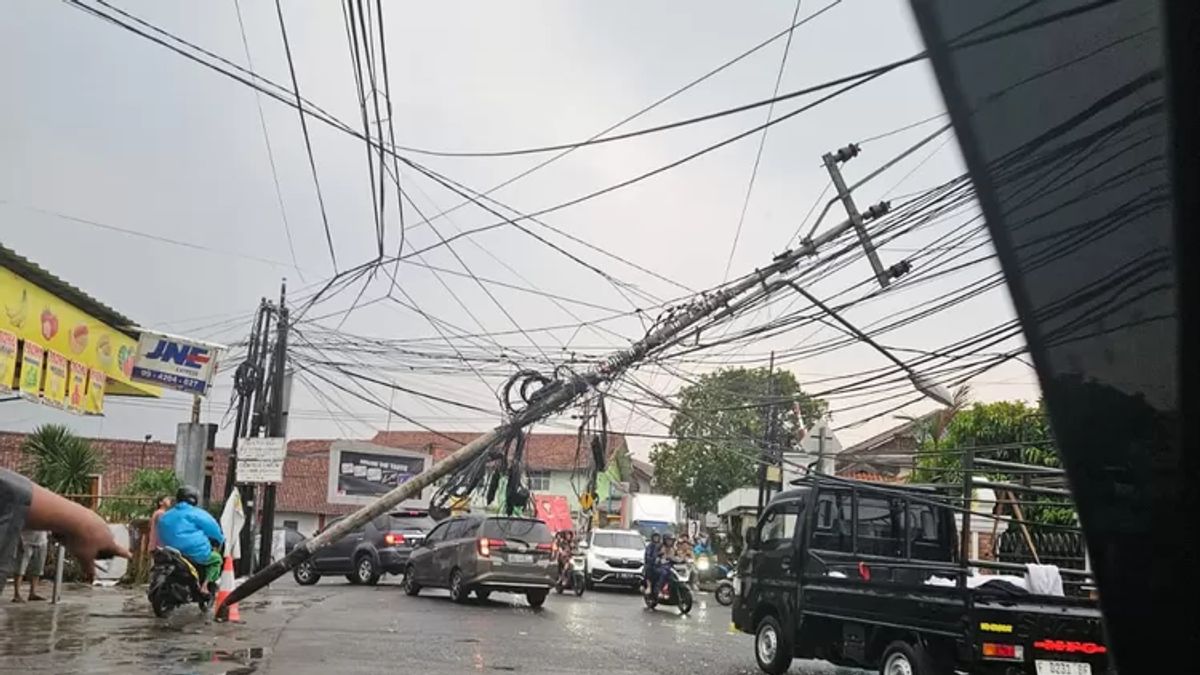 1 Jam Hujan Deras di Bogor, Puluhan Rumah Rusak dan Tiang Listrik Roboh Tutupi Jalan