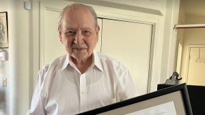 Ronald Wayne Mengaku Masih Pegang 10% Apple, Nilainya Tembus Rp6.000 Triliun