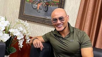 Dicibir Netizen Salat Tidak Pakai Kopiah, Deddy Corbuzier: Gue Kan Botak