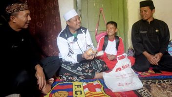 Aria Naizar's Boy Who Drops Out Of School For The Treatment Of His Mother And Sister Receives West Java Provincial Government Assistance