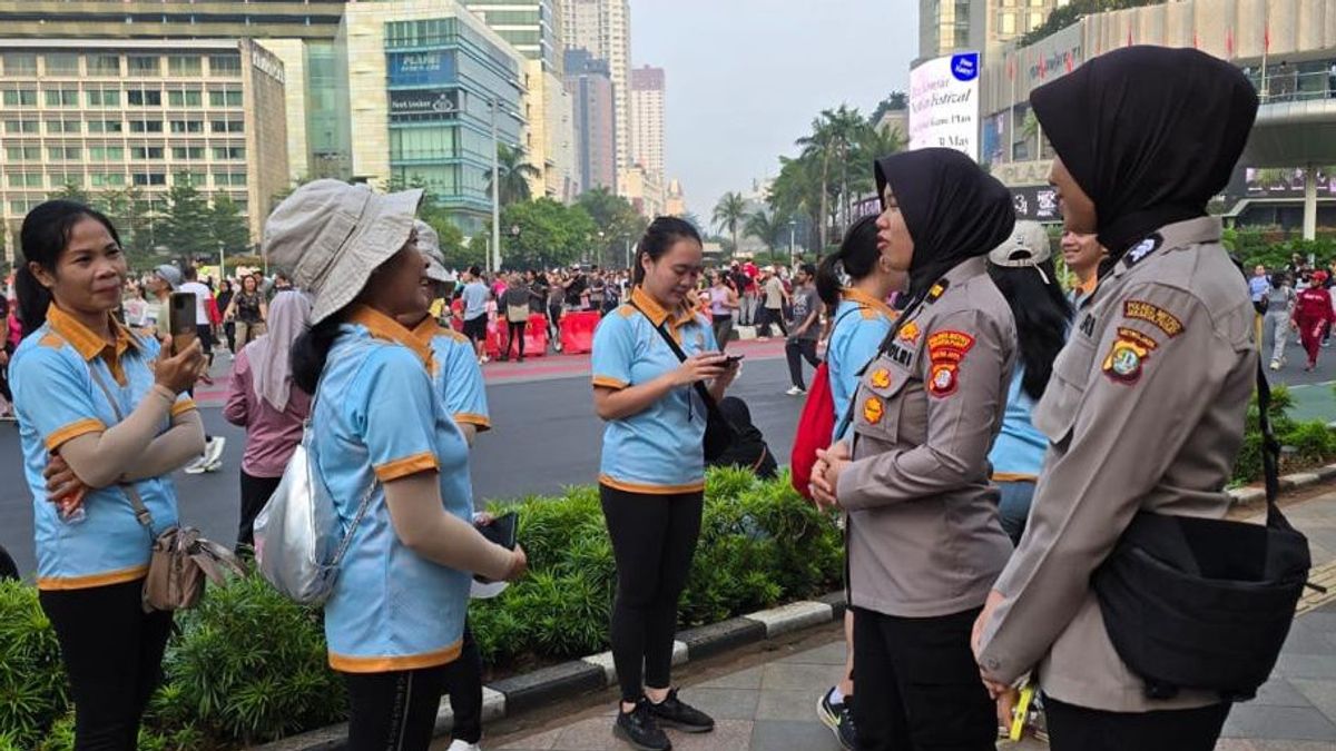 Central Jakarta Police Deploy Policewomen To Secure CFD At HI Roundabout