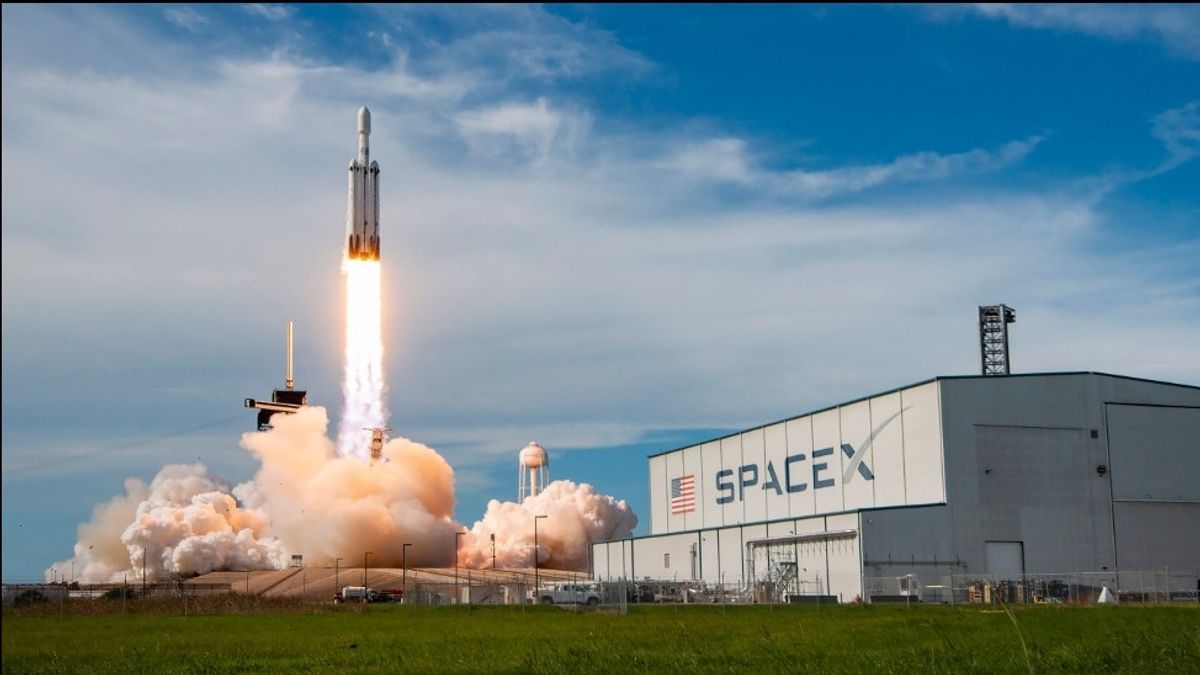 Falcon Heavy SpaceX Launches NOAA's GOES-U Weather Satellite