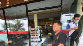 Depression Runs Out Of Money, Dutch Caucasians In Bali Rage Breaking Minimarket Glass