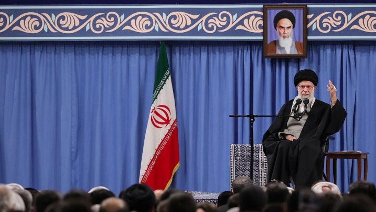 المرشد الأعلى الإيراني يتهم الولايات المتحدة بلعب دور COVID-19