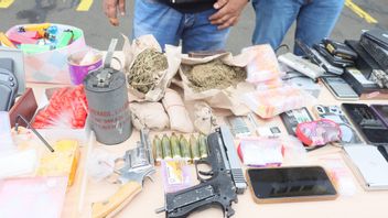Gerebek Kampung Bahari Jakut,警方逮捕了26名嫌疑人,1 Senpi,1 Airgun到烟雾榴弹