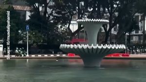 Wanita Berenang di Bundaran Air Patung Kuda Monas Diduga ODGJ