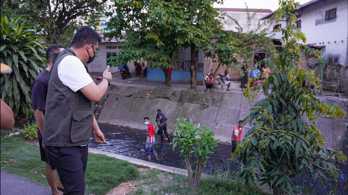Warga Medan Petisah Mengeluh Sampah Bikin Banjir dan Bau, Bobby Nasution Perintahkan Pembersihan Sungai Putih