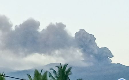 Gunung Dukono di Maluku Utara Meletus