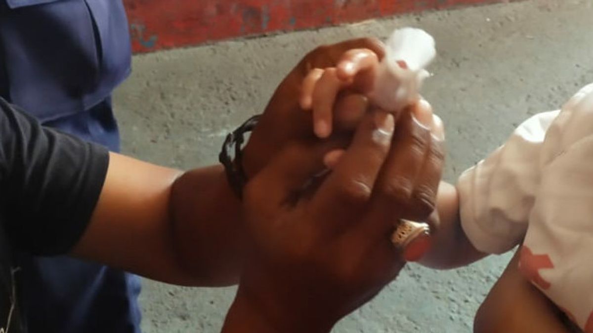 Jari Bocah 4 Tahun Terjebak Botol Mainan, Petugas Pemadam Ambil Tindakan
