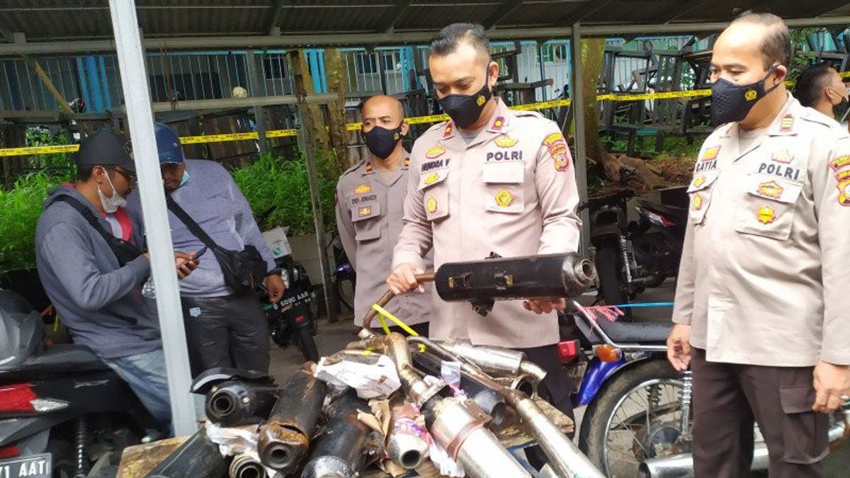 閉鎖されたダゴバンドン通りを突破した129台のオートバイの警察確保大群