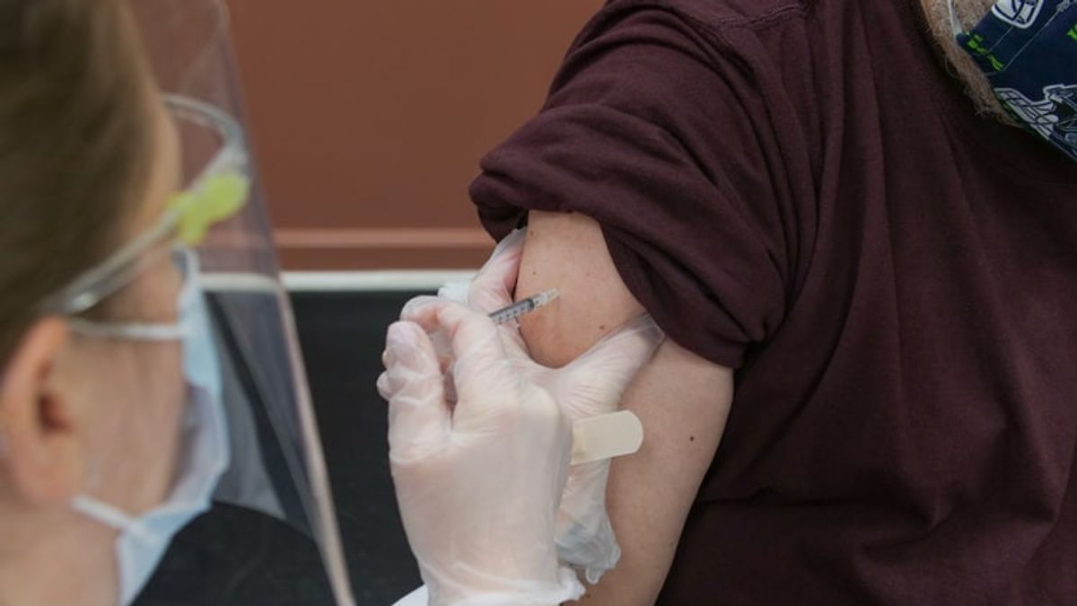 وزارة الصحة توسع نطاق تغطية التطعيم ضد كوفيد-19 للأجانب