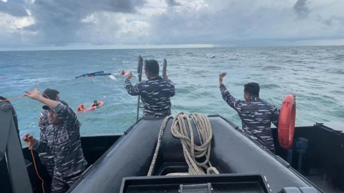 Drowning In Ketapang Waters, 8 Crews Of KLM Maju Indah Rescued By KRI Sembilang-850