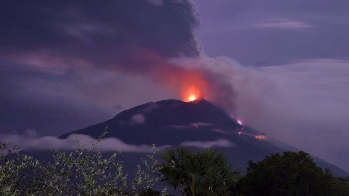 يطلب من سكان سفح جبل إيل ليوتولوك ليمباتا NTT الحذر من تهديدات الحمم البركانية