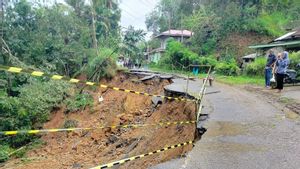 Jalan Ambles dan Tertimbun Longsor, Pemkab Agam Usulkan Evakuasi Korban Lewat Udara