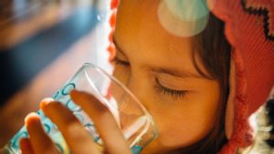 Dehidrasi pada Anak Lebih Mudah Terjadi karena 5 Alasan Ini