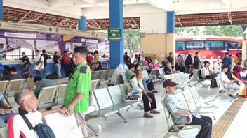 Demain, le terminal de village de Rambutan sera une pente de passagers de bus
