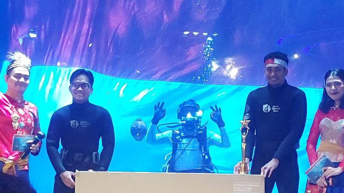 巨型红白旗在雅加达水族馆蔓延