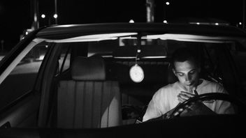 دعوى قضائية أمام المحكمة العليا ضد فرض عقوبات على التدخين أثناء القيادة بسبب كونها 