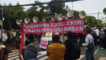 Devant le bureau de la KPU, l’ancien général Kopassus a crié « Jokowi réalisateur de la fraude à l’élection présidentielle de 2024 »