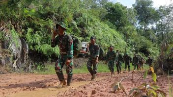 Un soldat de l’OTAN marche pour briser 20 points de glissement de la logistique dans le nord-est du pays