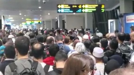 健康プロトコルなしでSoetta空港で海外に旅行する将来の乗客の群衆、PCR検査のためにキューイングされている