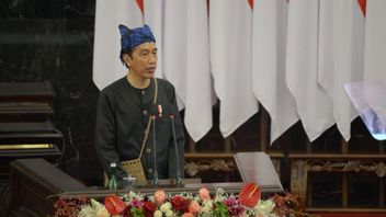  فيديو: اعتذار من Warganet الذي قال Jokowi صالح لارتداء الملابس التقليدية Baduy وجلب العسل القرفصاء عند تقاطع