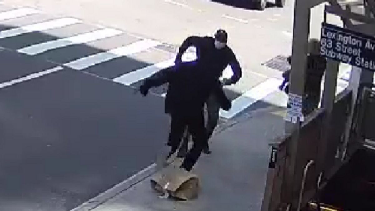 ニューヨークの通りでホラー、男は彼の自転車から降りて歩行者を刺す