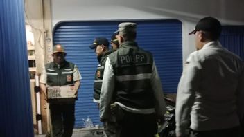 Ramadan Enforcement: Hundreds of Illegal Miras Bottles Seized in Tebet and Kebayoran Baru