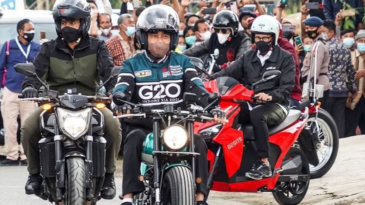 Jokowi Geber 川崎 W175 在鸟羽湖周围，如果桑迪亚加乌诺选择 Gesits 电动摩托车