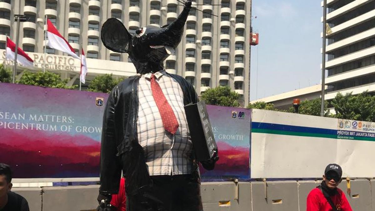 Demonstration Workers Reject the Job Creation Law Carrying a Mouse Statue with a Tie, MH Thamrin Street Blocked