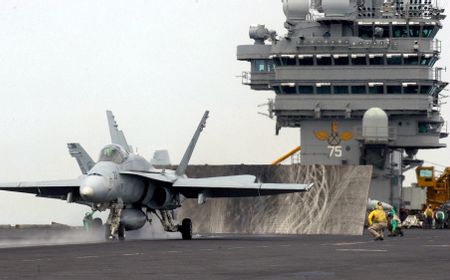 Militan Houthi Klaim Serang Kapal Induk AS dan Jatuhkan Jet Tempur F/A 18 Hornet