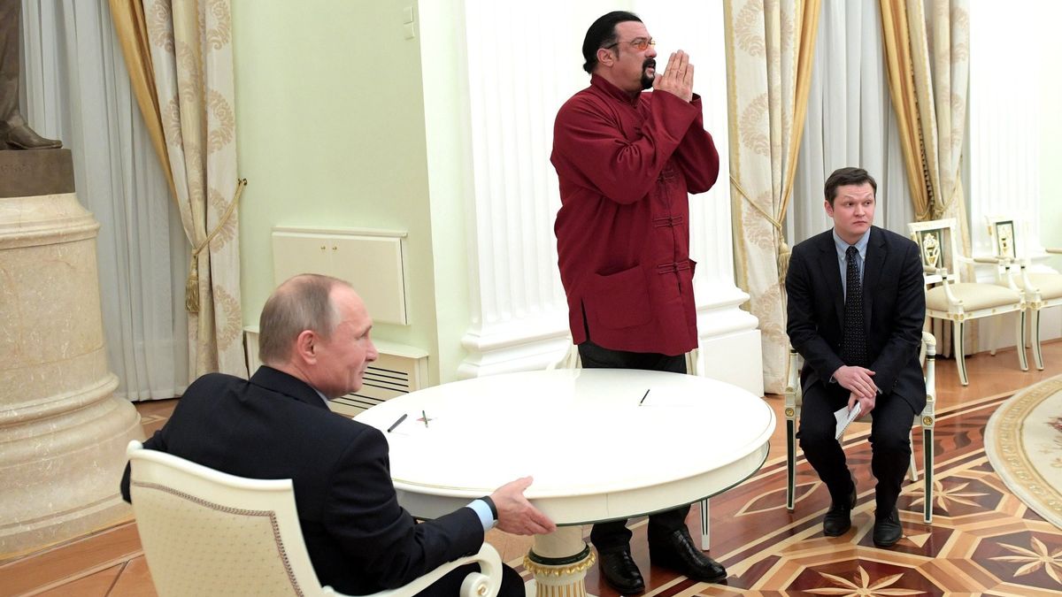 普京总统向好莱坞演员史蒂文·西格尔颁发俄罗斯最高奖项