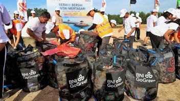 BNI organise une action de nettoyage de la plage de Mertasari pour promouvoir la sensibilisation à l'environnement côtier de Bali