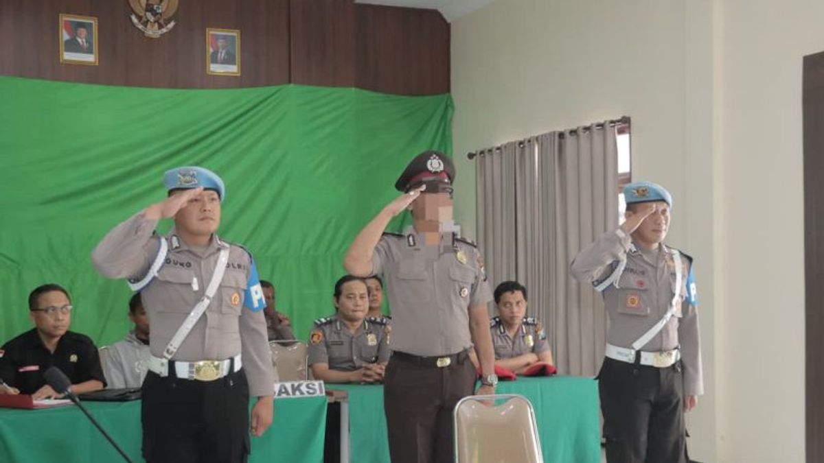 Arrestation d'un officier de police de la police de Blitar, Aiptu K, a entraîné une demande d'excuse du chef de la police de Blitar