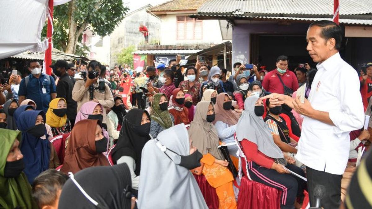 Jokowi Titip在交出社会援助时向邦加勿里洞母亲致敬：为了儿童营养，不要购买手机或新衣服