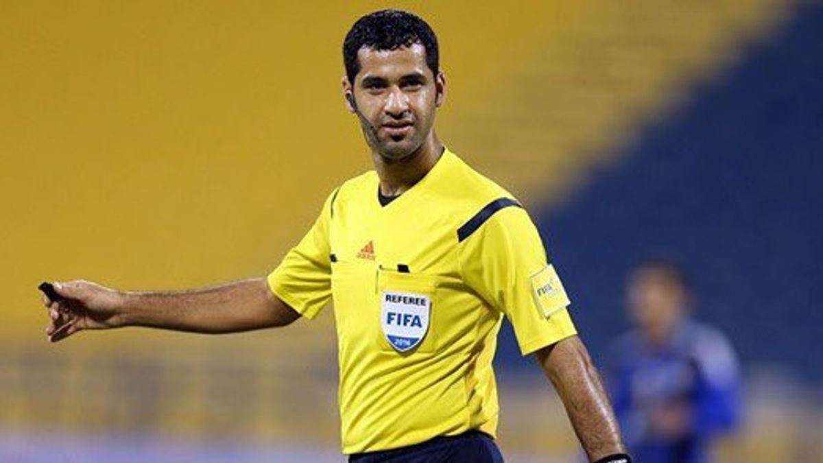 هذا هو عبد الرحمن الجاسم، أول حكم قطري في كأس العالم