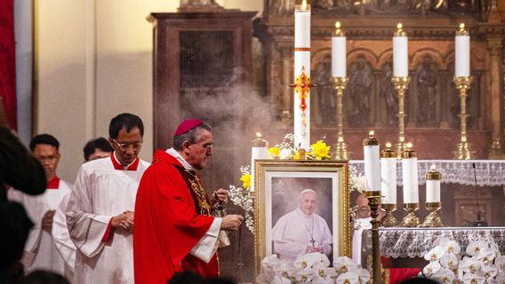 du Vatican, chef de la messe du requiem pape François, des milliers de catholiques et de cathédrales à l’église cathédrale de Jakarta