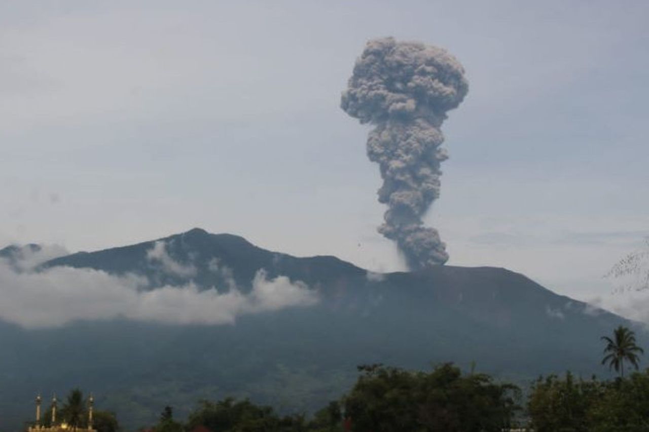 Le mont Marapi est à nouveau éruption, les habitants se dispersent hors des maisons
