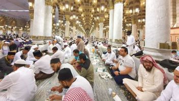 دون الحفاظ على المسافة بينكما، المسجد النبوي يزدحم بالمصلين خلال إفطار رمضان 2022