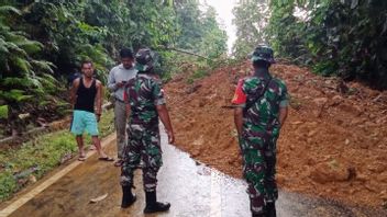 Landslide, RI-Malaysia Border Road In Kapuas Hulu Total Cut Off
