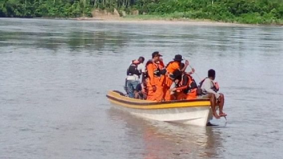 غرق زورق بخاري في مامبيرامو رايا، 8 ركاب مفقودين لا يزالون مطلوبين من قبل فريق البحث والإنقاذ
