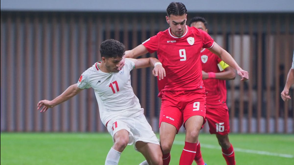 إندرا سجفري أكوي المنتخب الإندونيسي تحت 20 عاما ضعيف في المبارزة الجوية بعد خسارته 0-3 أمام إيران