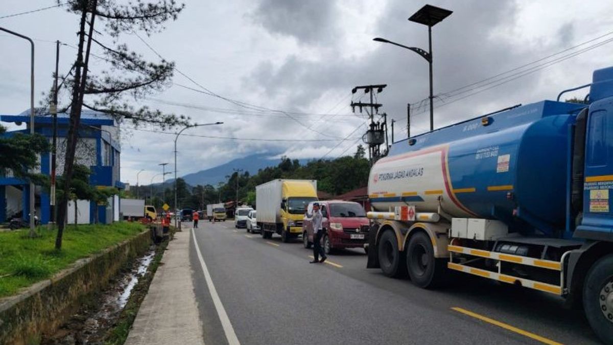 Jalur Utama Padang-Bukittinggi Terputus, Pemrov Sumbar Batasi Angkutan Barang Pasang-Solok