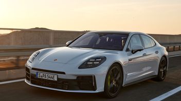 Porsche Presents Two New Variants Of Panamera, Combining Fuel Efficiency And Impressive Performance