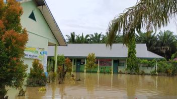 ベングルの学校は洪水のため一時的に閉鎖